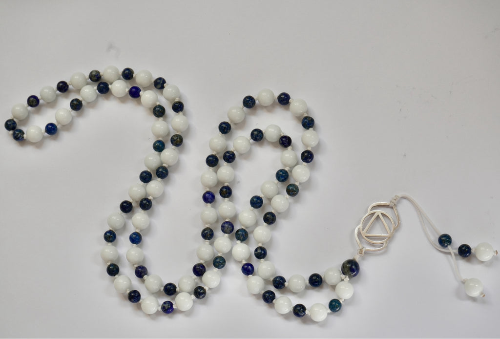 Japa Mala de Jade Blanco y Lapislázuli con Dije del Chakra Ajna (Tercer Ojo) en Plata 925