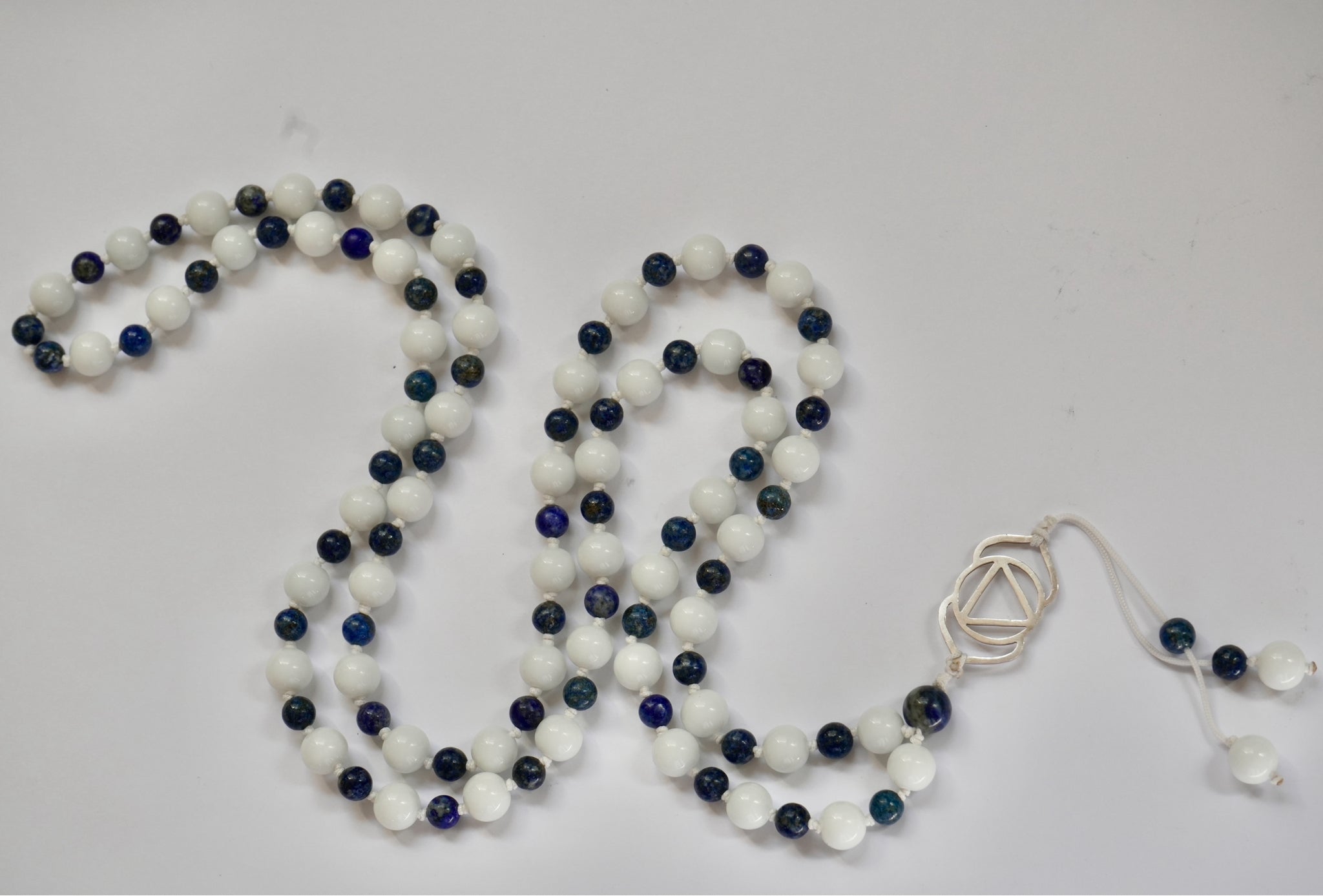Japa Mala de Jade Blanco y Lapislázuli con Dije del Chakra Ajna (Tercer Ojo) en Plata 925