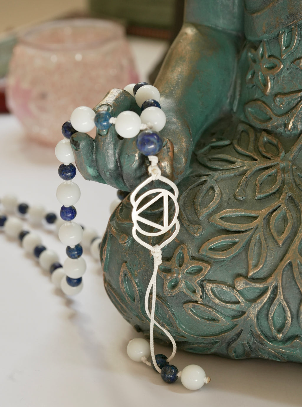 Japa Mala de Jade Blanco y Lapislázuli con Dije del Chakra Ajna (Tercer Ojo) en Plata 925