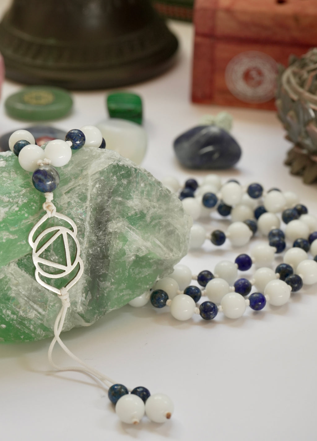 Japa Mala de Jade Blanco y Lapislázuli con Dije del Chakra Ajna (Tercer Ojo) en Plata 925