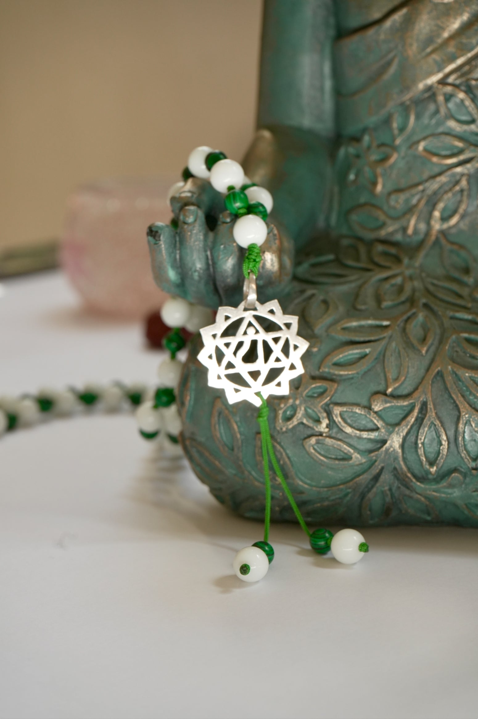 💚 Japa Mala del Chakra Anahata – Jade Blanco y Malaquita Natural con Dije de Plata 925 💚