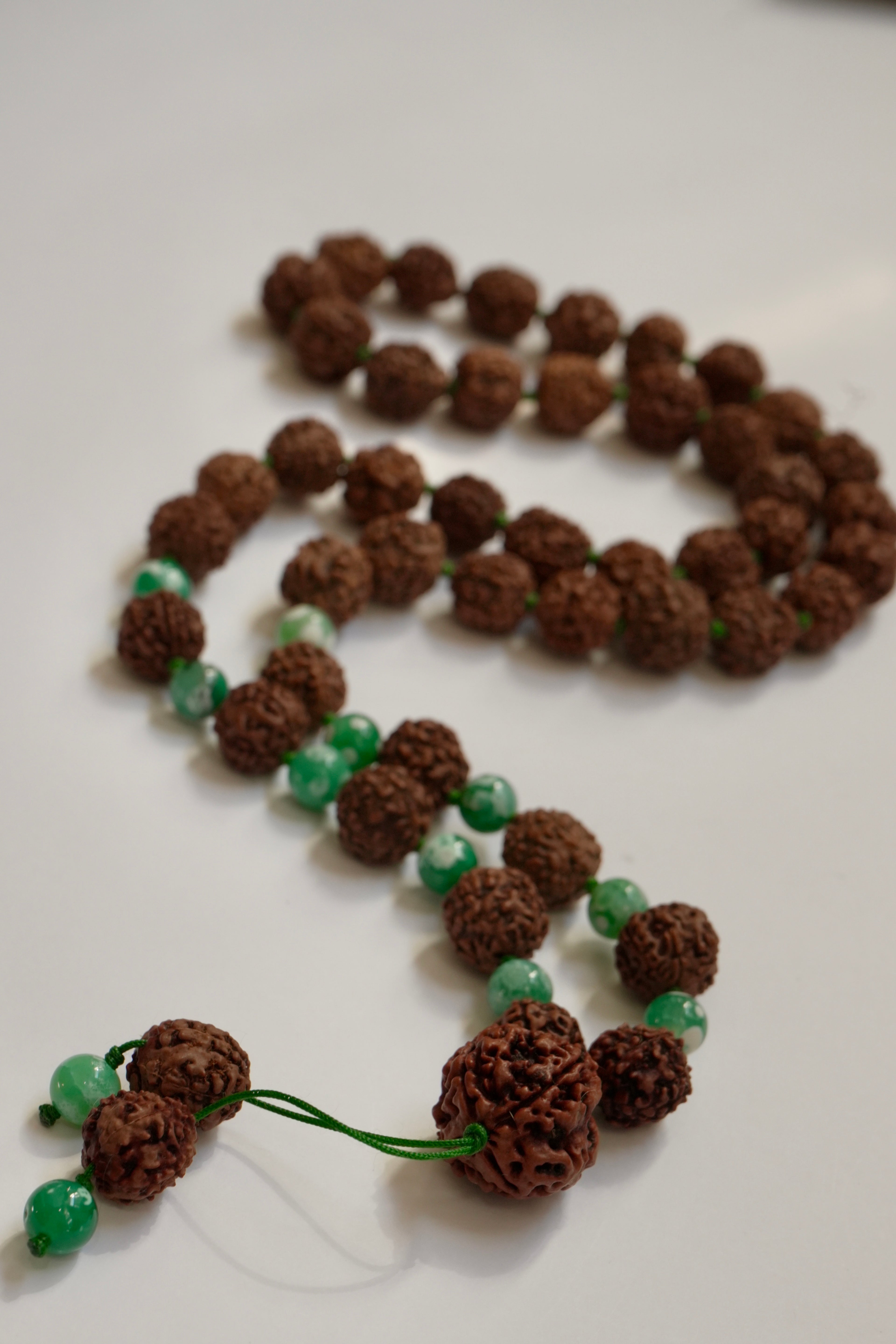 ✨ Japa Mala de Rudraksha y Ágata Verde Natural – 54 cuentas