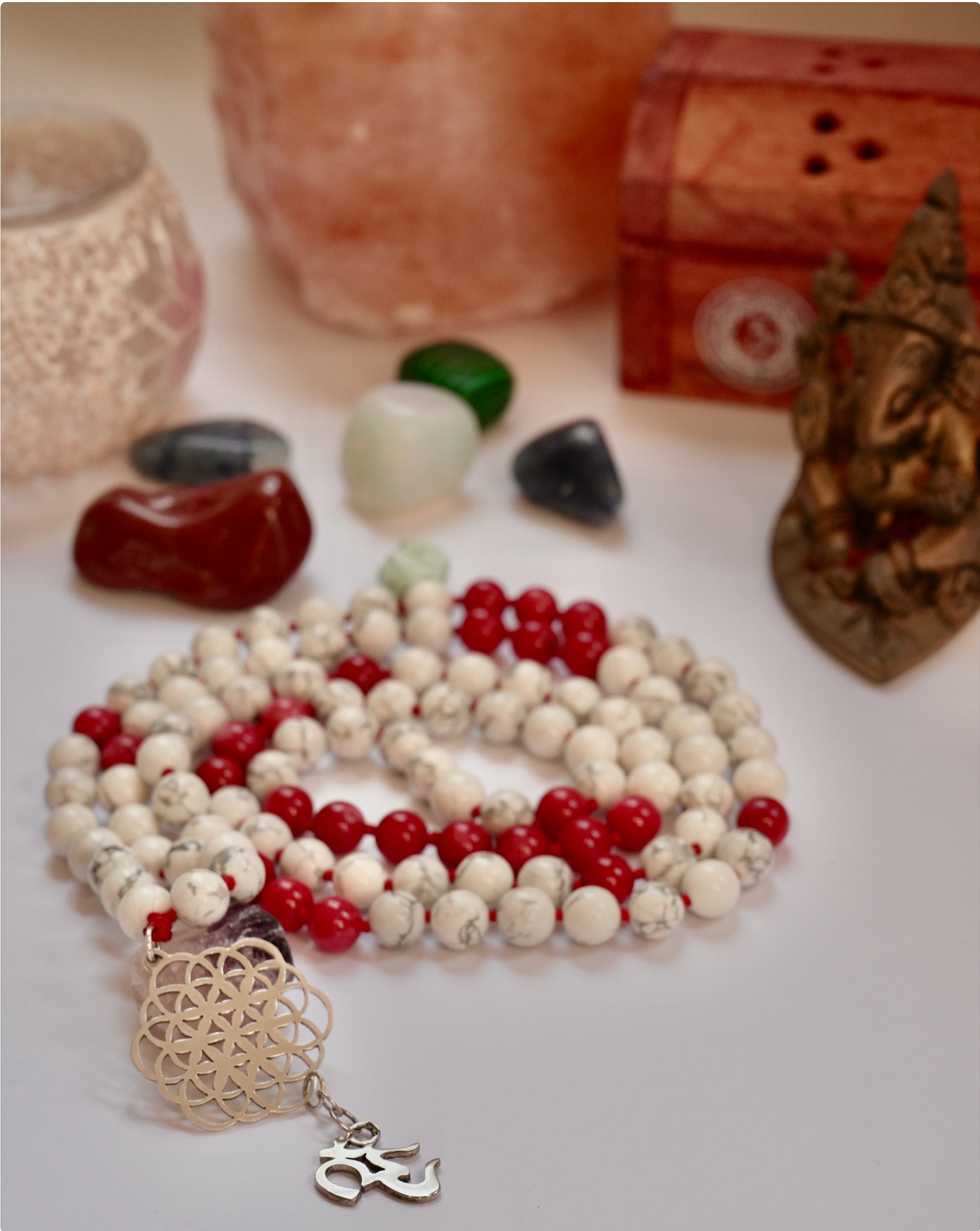 Japa Mala de Howlita Blanca y Coral Rojo – Energía de Equilibrio, Protección y Vitalidad