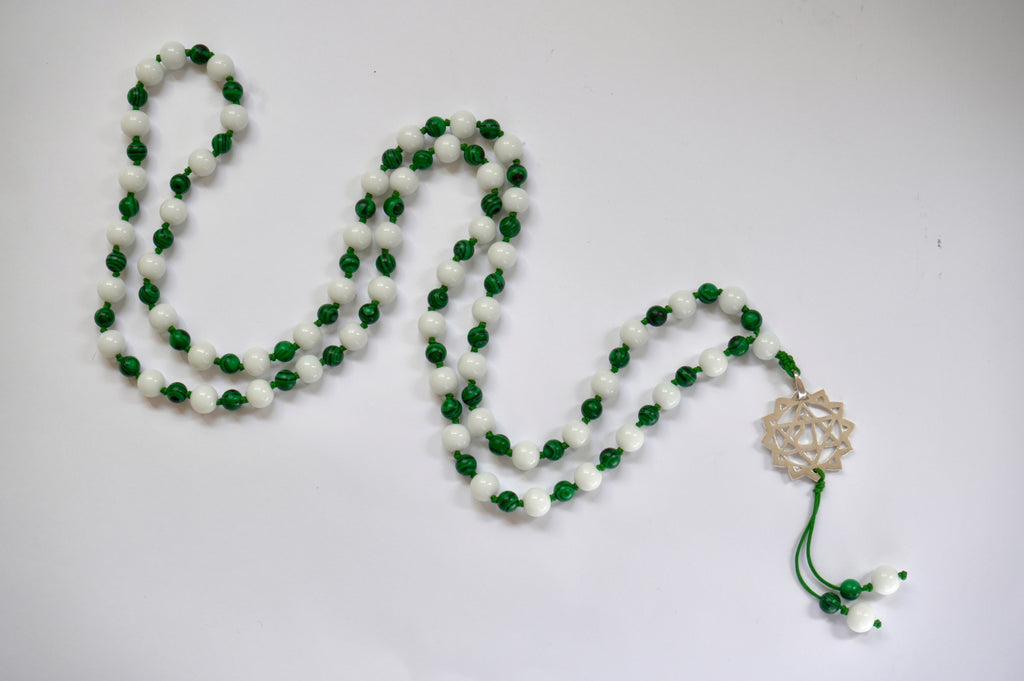 💚 Japa Mala del Chakra Anahata – Jade Blanco y Malaquita Natural con Dije de Plata 925 💚