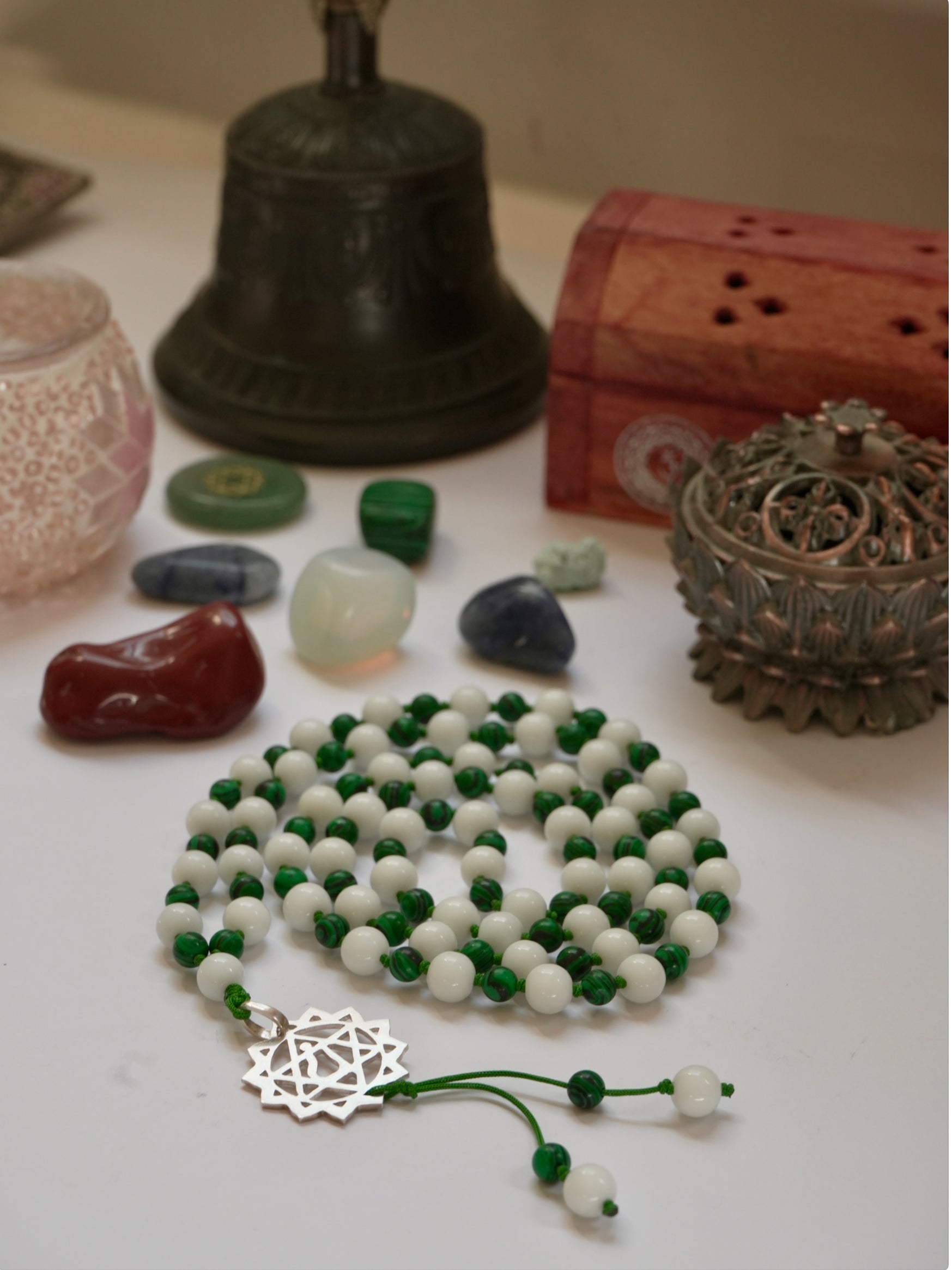 💚 Japa Mala del Chakra Anahata – Jade Blanco y Malaquita Natural con Dije de Plata 925 💚