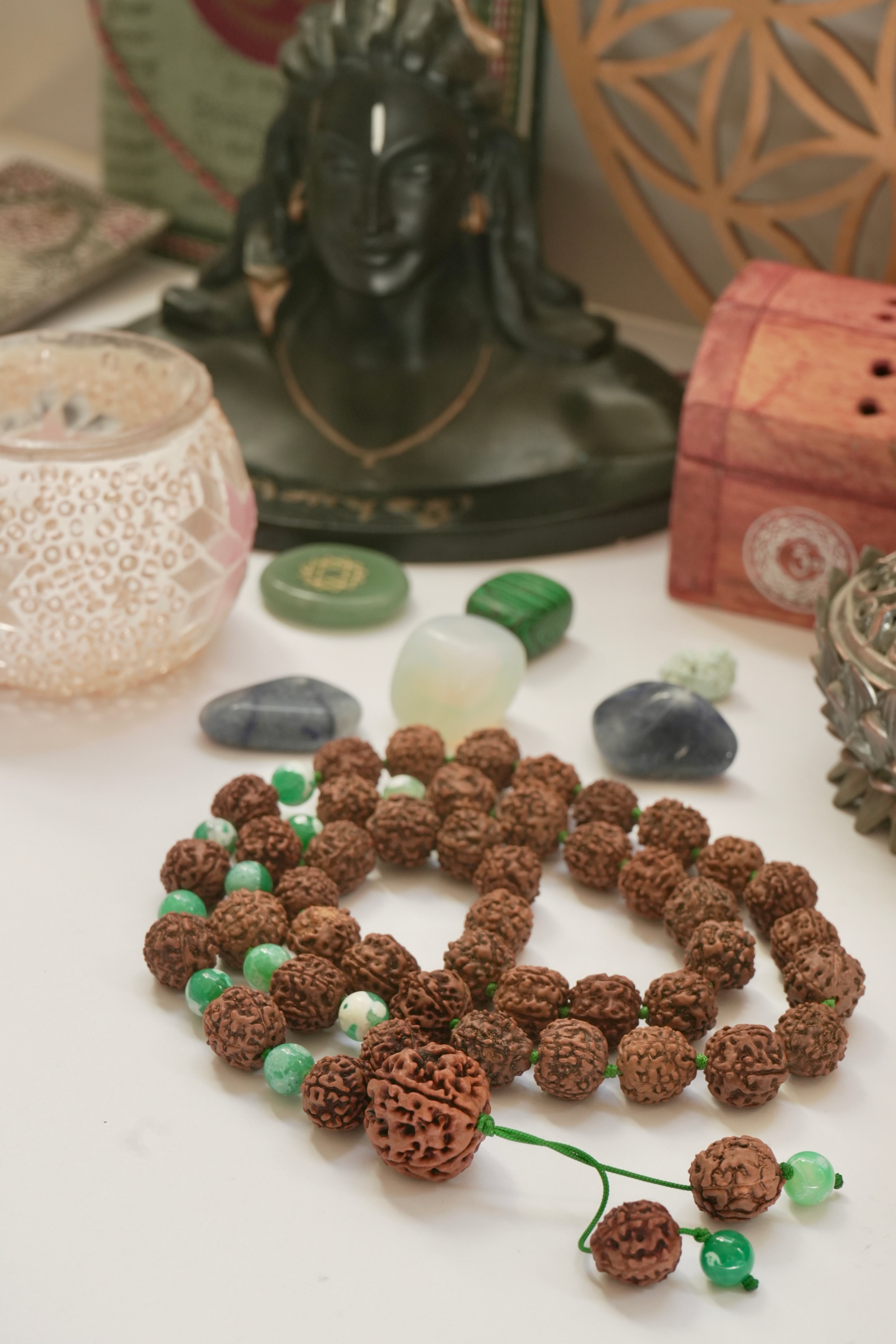 ✨ Japa Mala de Rudraksha y Ágata Verde Natural – 54 cuentas