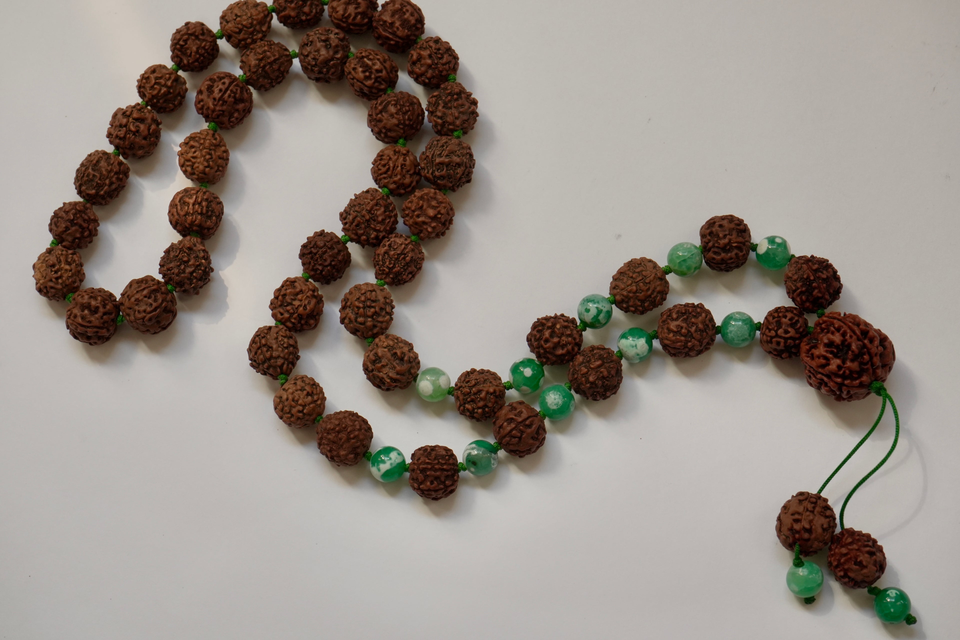 ✨ Japa Mala de Rudraksha y Ágata Verde Natural – 54 cuentas