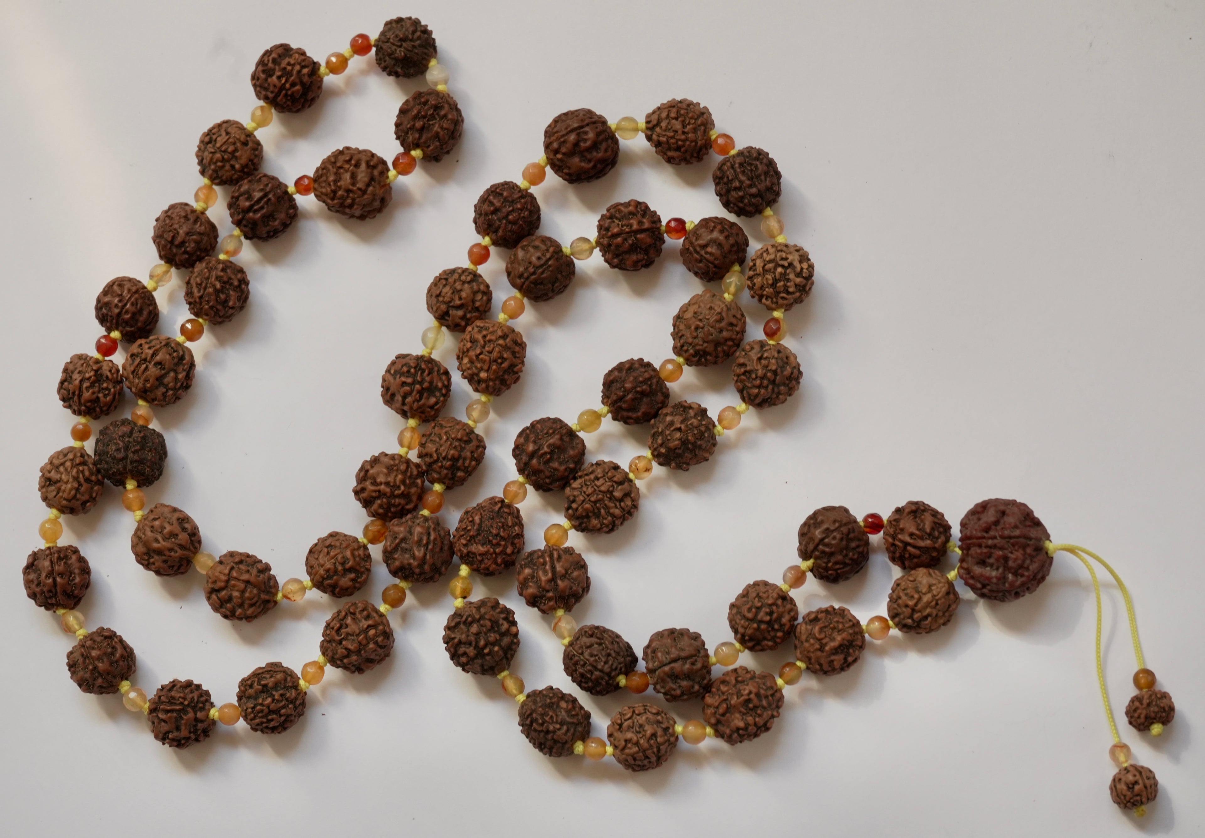 Japa Mala de Rudraksha de 5 Caras y Ágata Naranja Fuego – 108 Cuentas