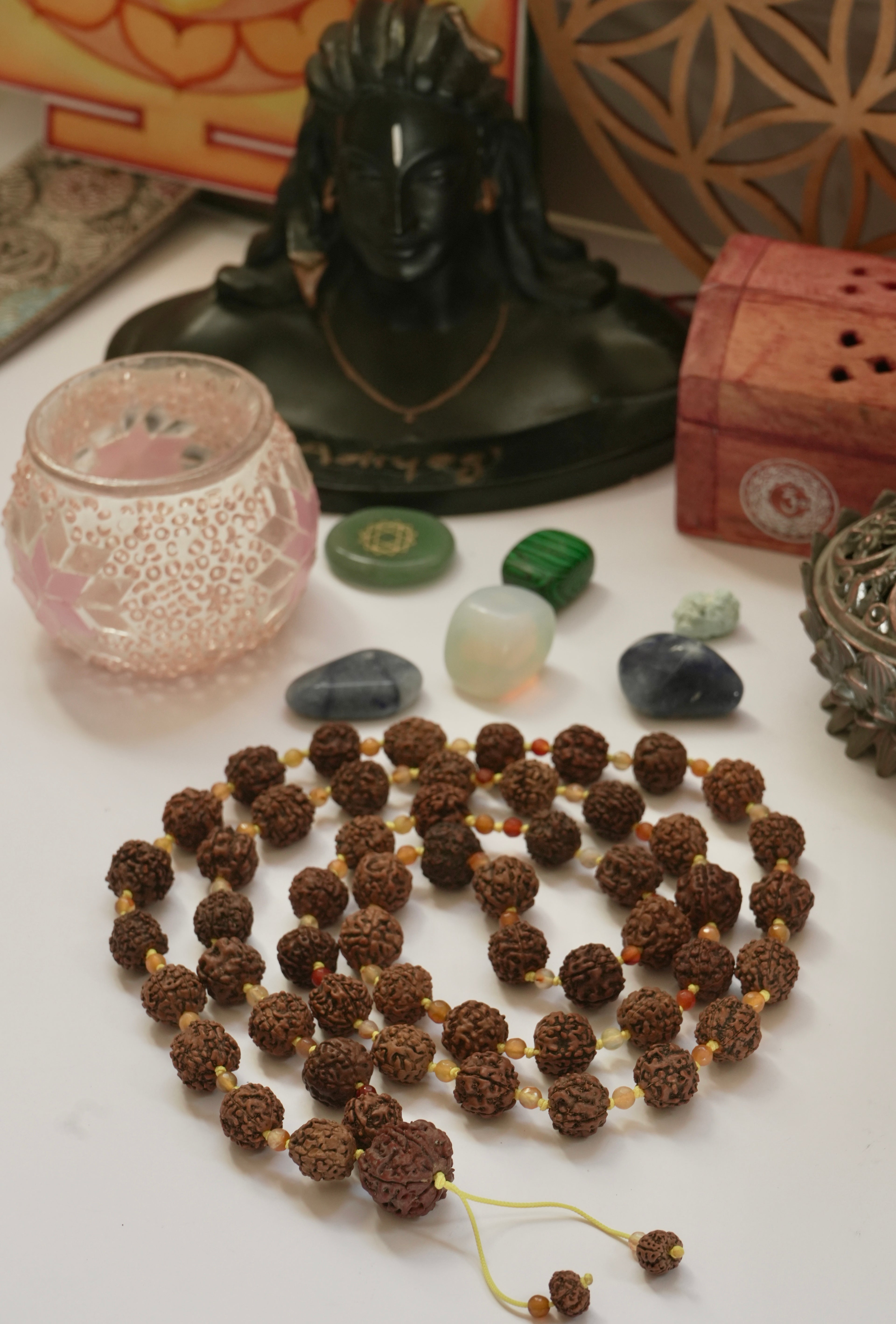 Japa Mala de Rudraksha de 5 Caras y Ágata Naranja Fuego – 108 Cuentas