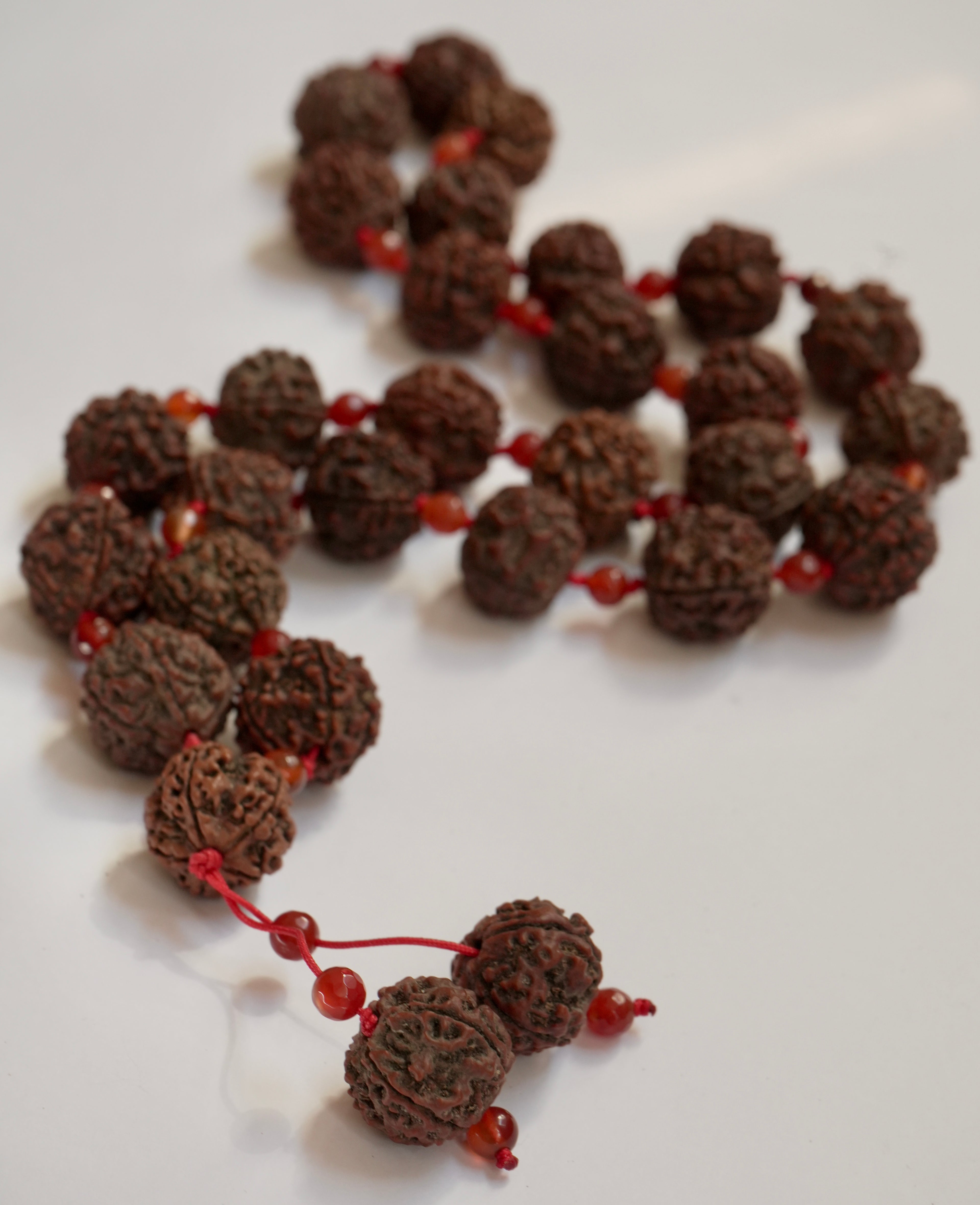 Japa Mala de Rudraksha y Ágata Rojo-Naranja – Energía de Fuego y Transformación
