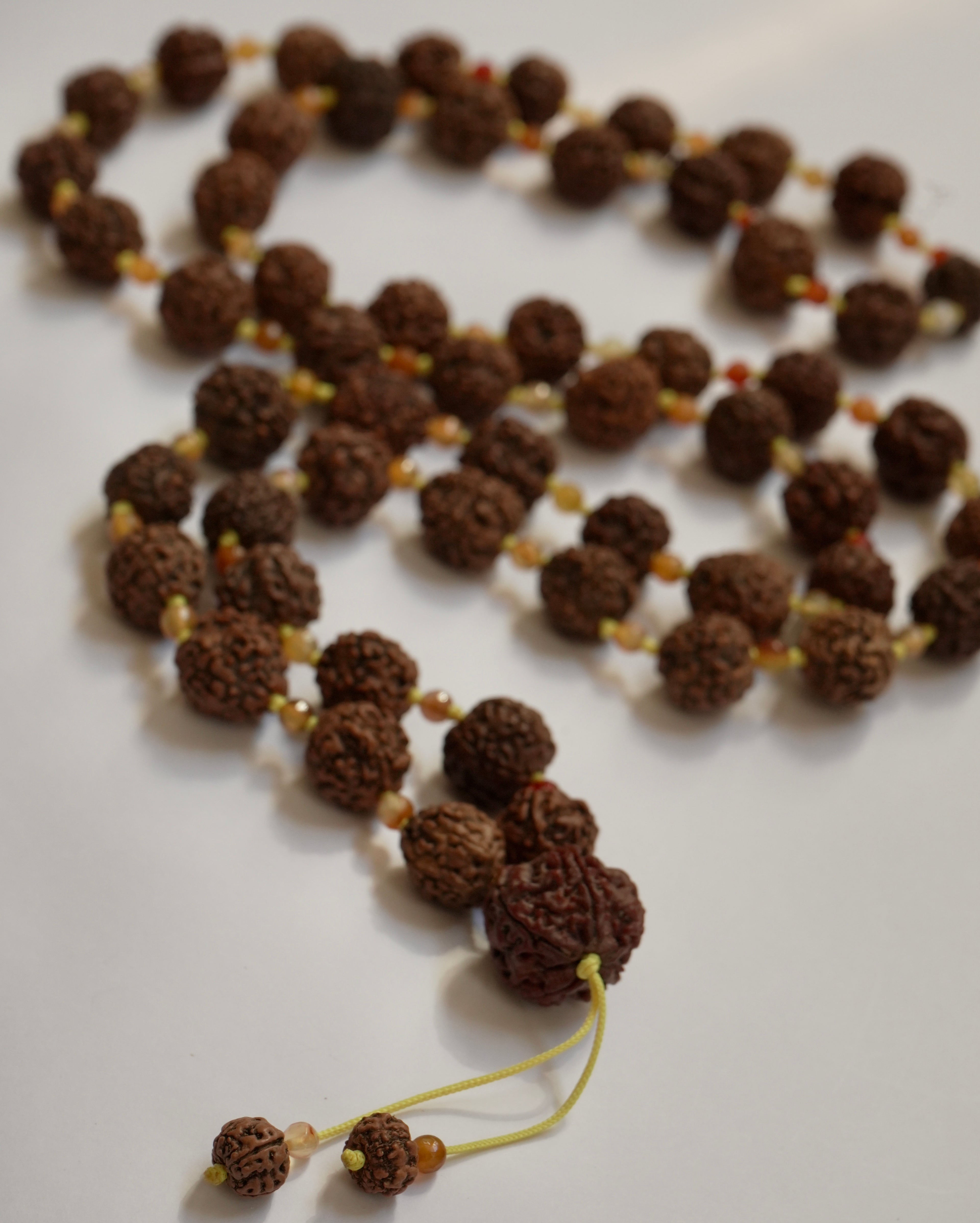Japa Mala de Rudraksha de 5 Caras y Ágata Naranja Fuego – 108 Cuentas