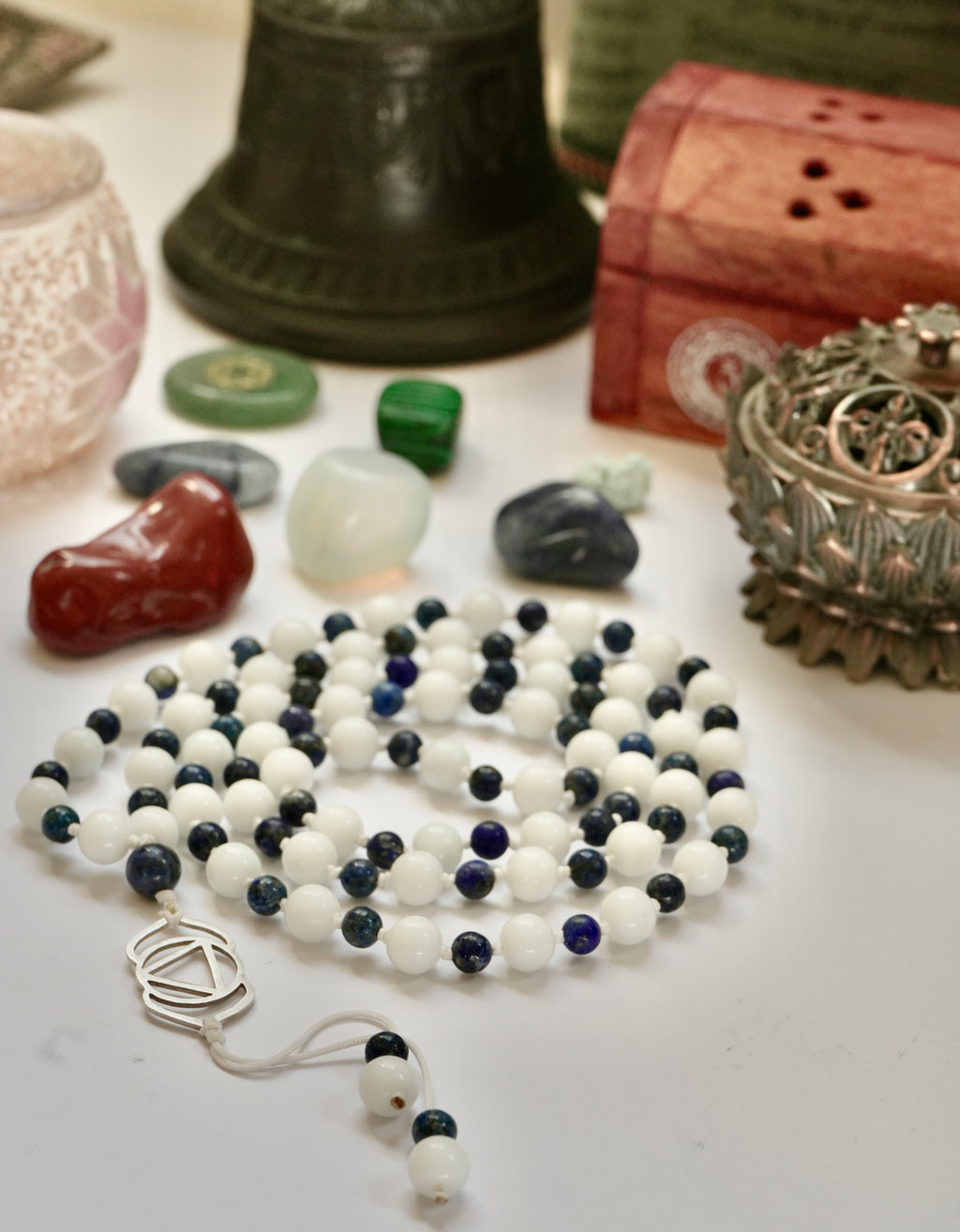 Japa Mala de Jade Blanco y Lapislázuli con Dije del Chakra Ajna (Tercer Ojo) en Plata 925