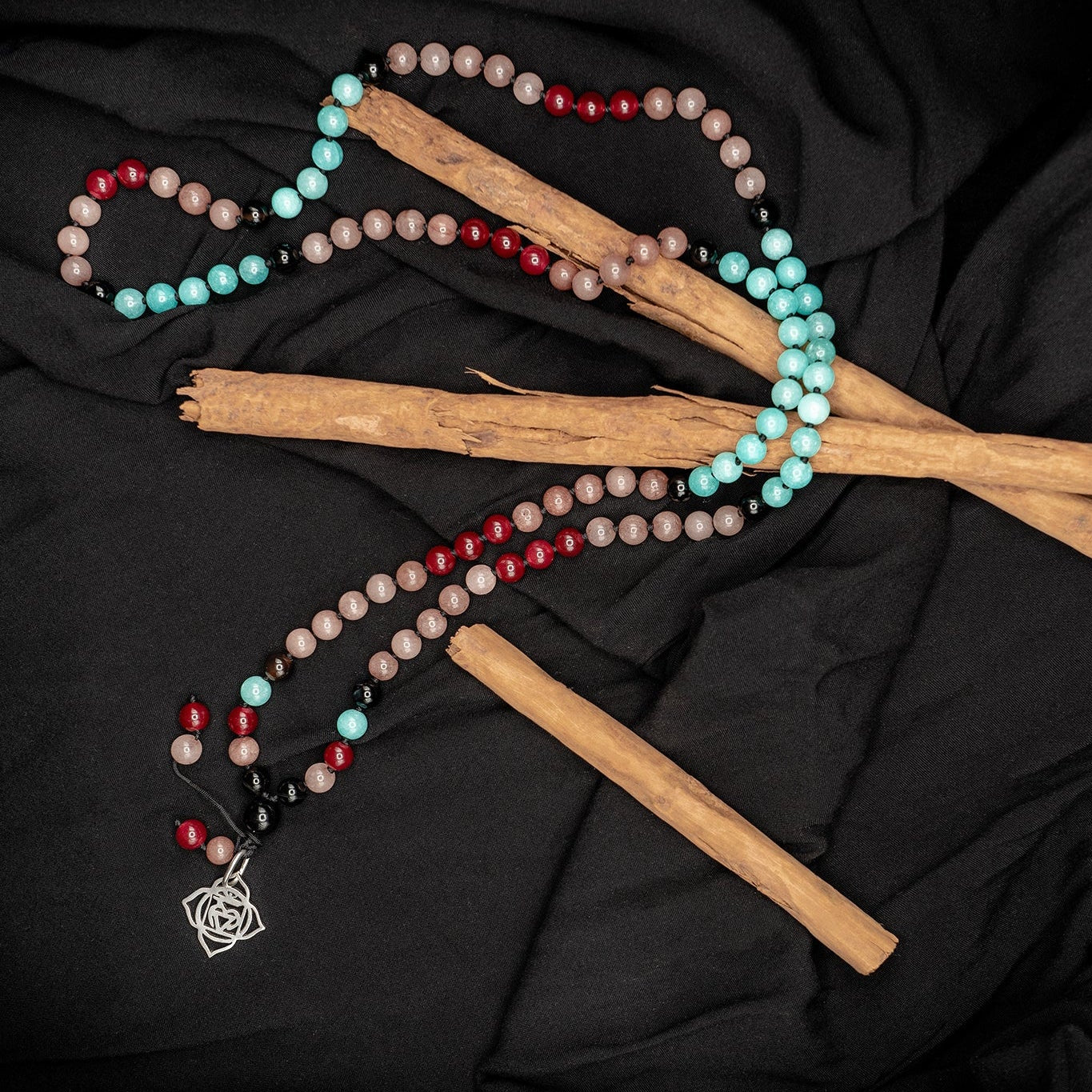 Japa Mala de Ágata Roja, Ágata Negra y Jade – Chakra Muladhara (Raíz)