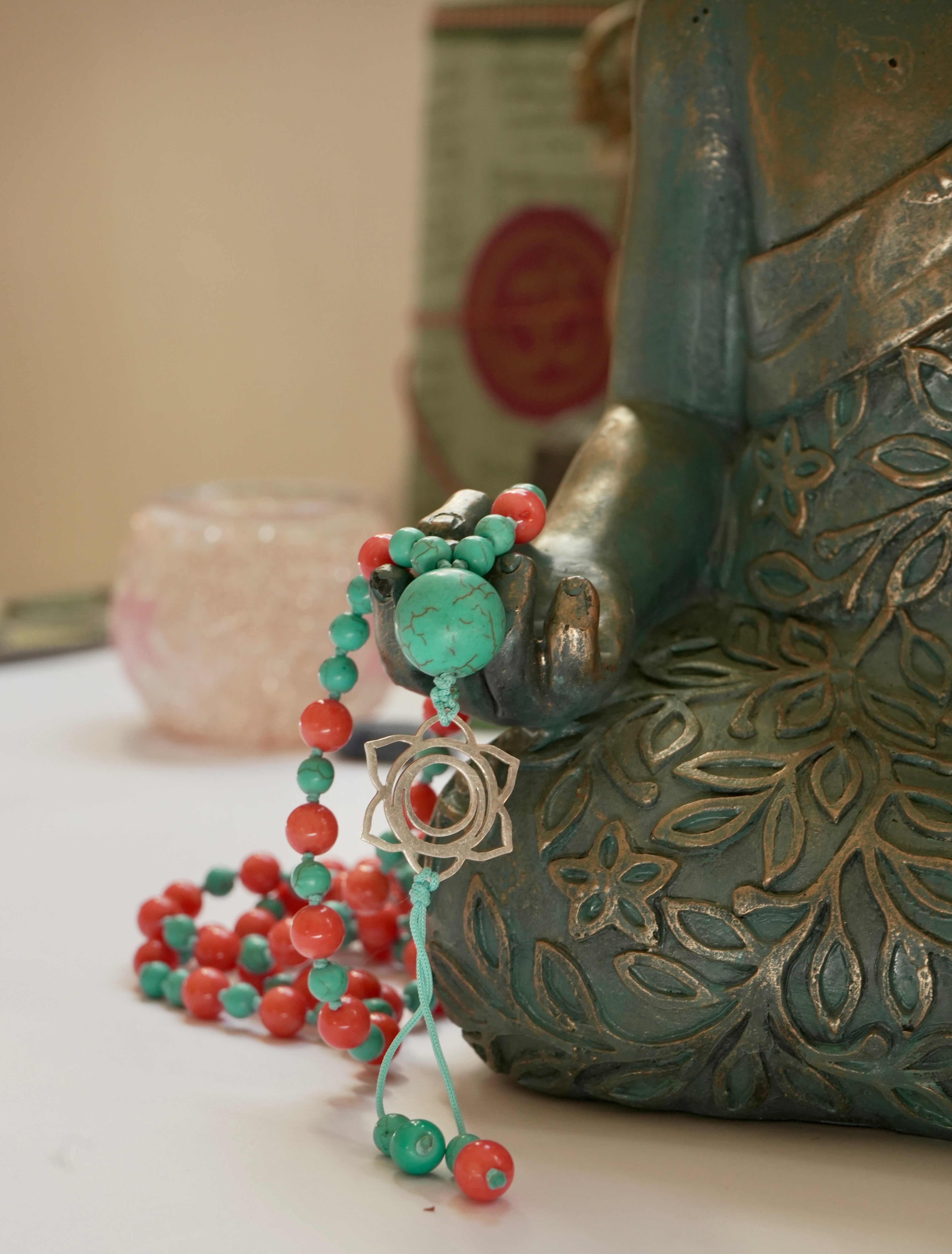 Japa Mala de Coral Naranja y Turquesa con Dije del Chakra Svadhisthana en Plata 925