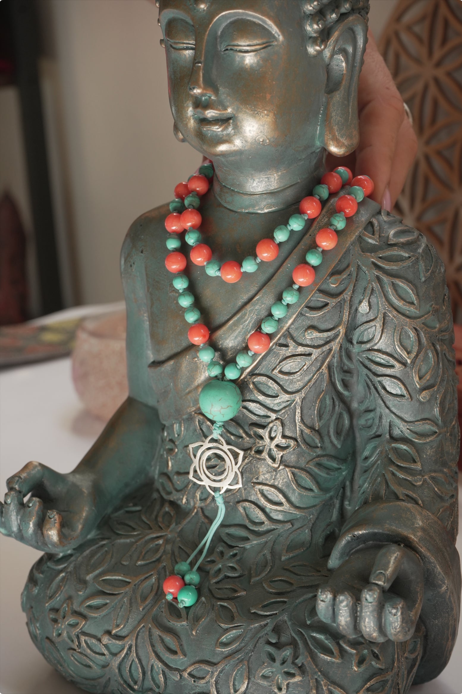 Japa Mala de Coral Naranja y Turquesa con Dije del Chakra Svadhisthana en Plata 925