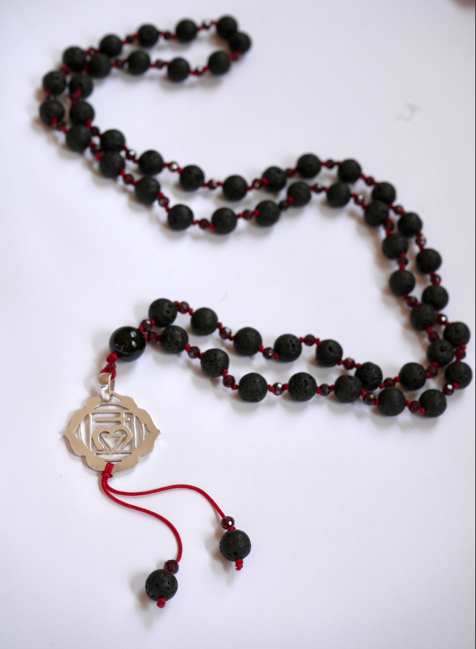 ✨ Japa Mala de Lava Negra y Granate – Energía de Enraizamiento 🌋