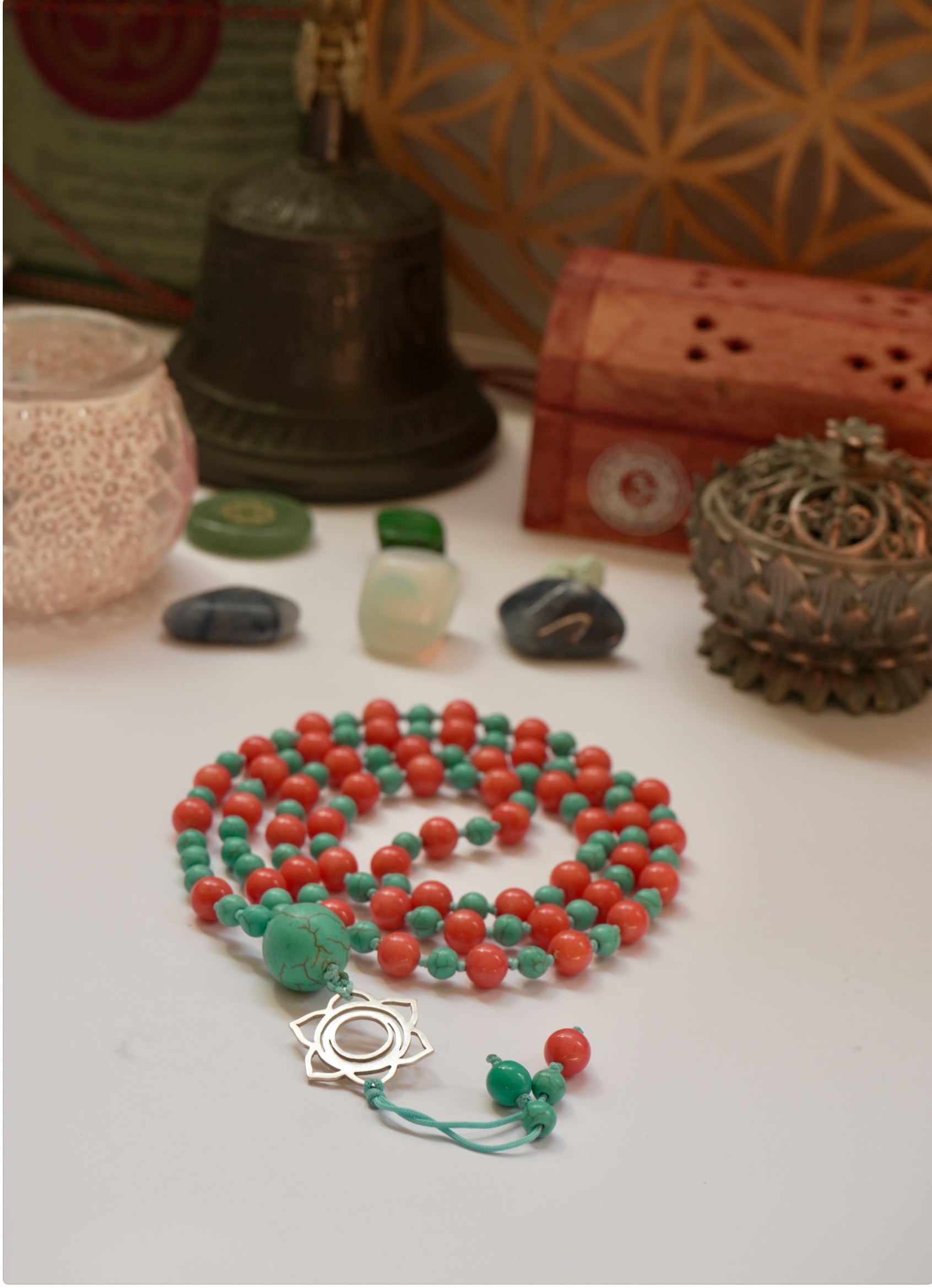 Japa Mala de Coral Naranja y Turquesa con Dije del Chakra Svadhisthana en Plata 925