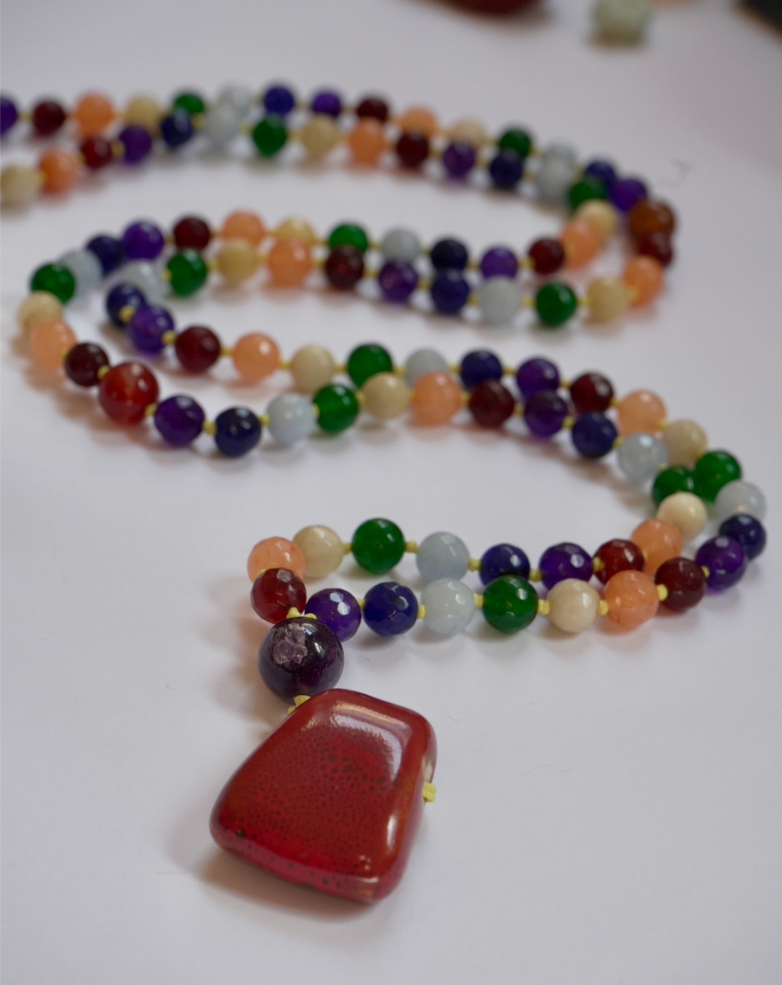 ✨ Japa Mala de Ágata Multicolor – Energía de los 7 Chakras 🌈