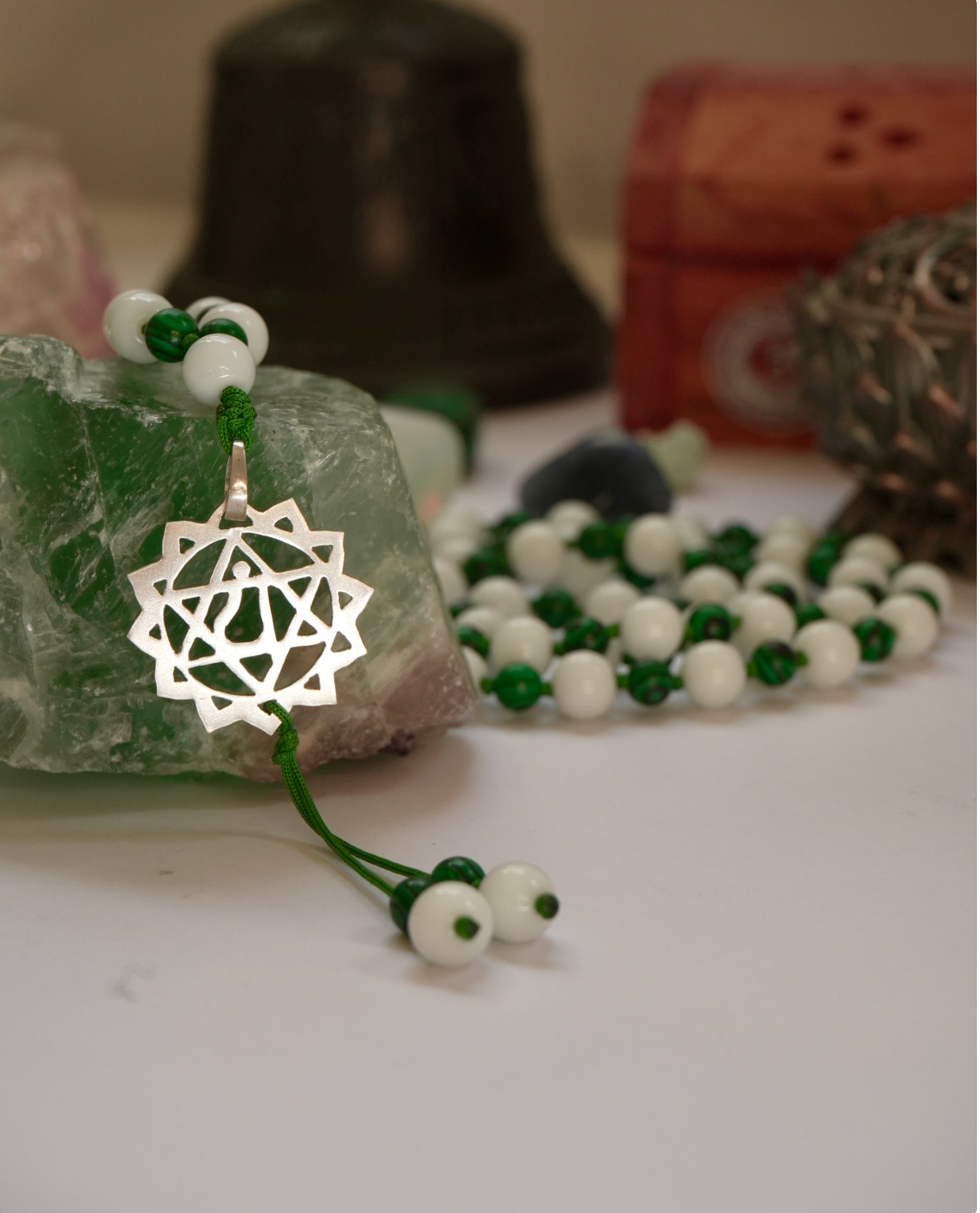 💚 Japa Mala del Chakra Anahata – Jade Blanco y Malaquita Natural con Dije de Plata 925 💚
