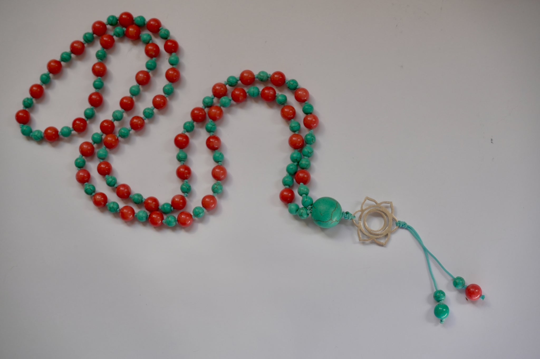 Japa Mala de Coral Naranja y Turquesa con Dije del Chakra Svadhisthana en Plata 925