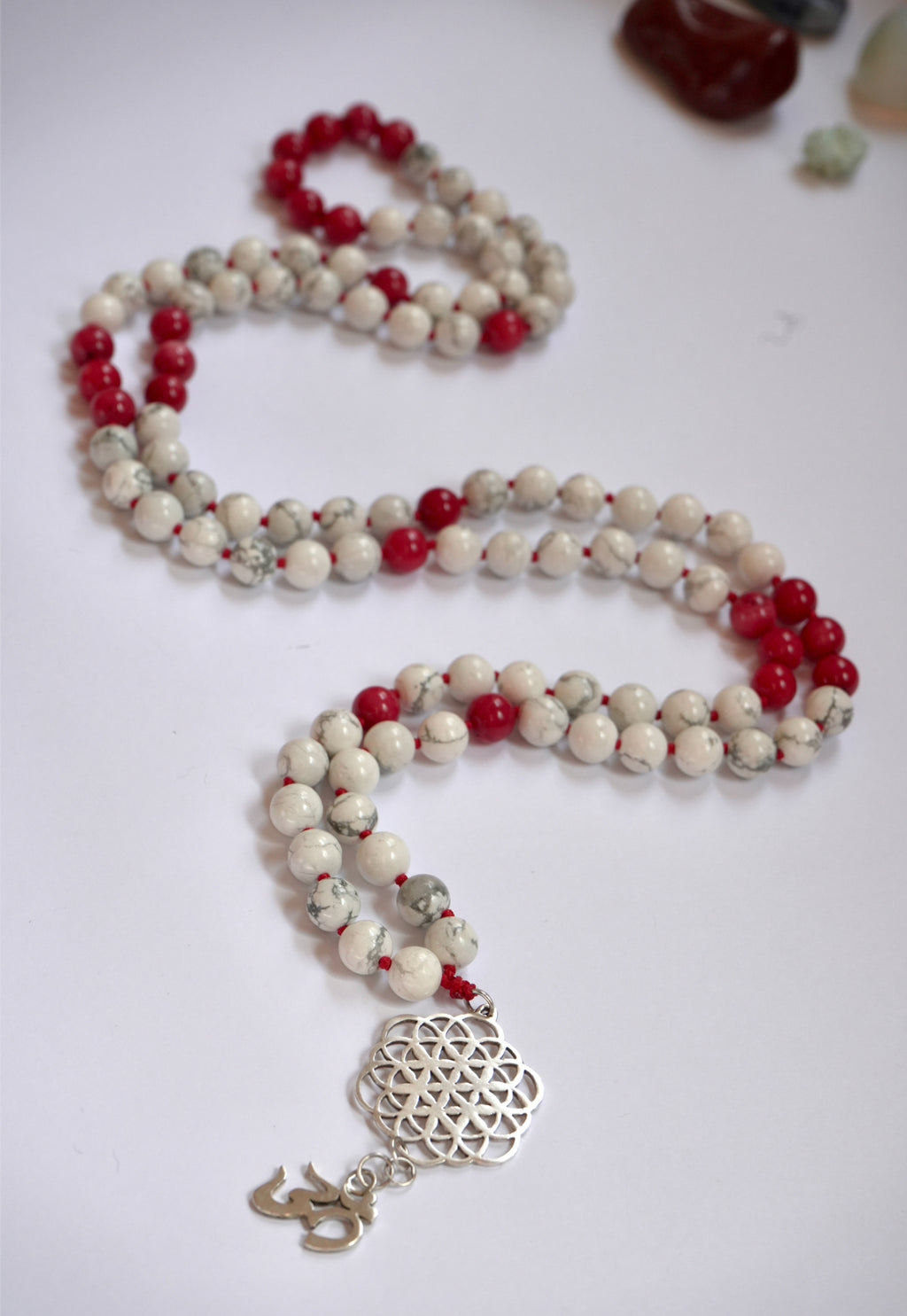 Japa Mala de Howlita Blanca y Coral Rojo – Energía de Equilibrio, Protección y Vitalidad