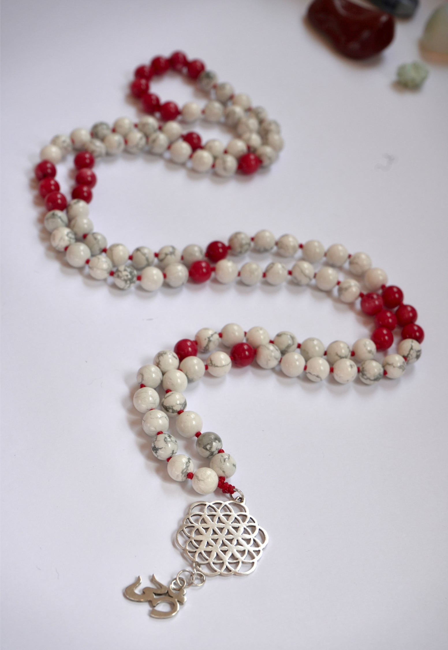 Japa Mala de Howlita Blanca y Coral Rojo – Energía de Equilibrio, Protección y Vitalidad