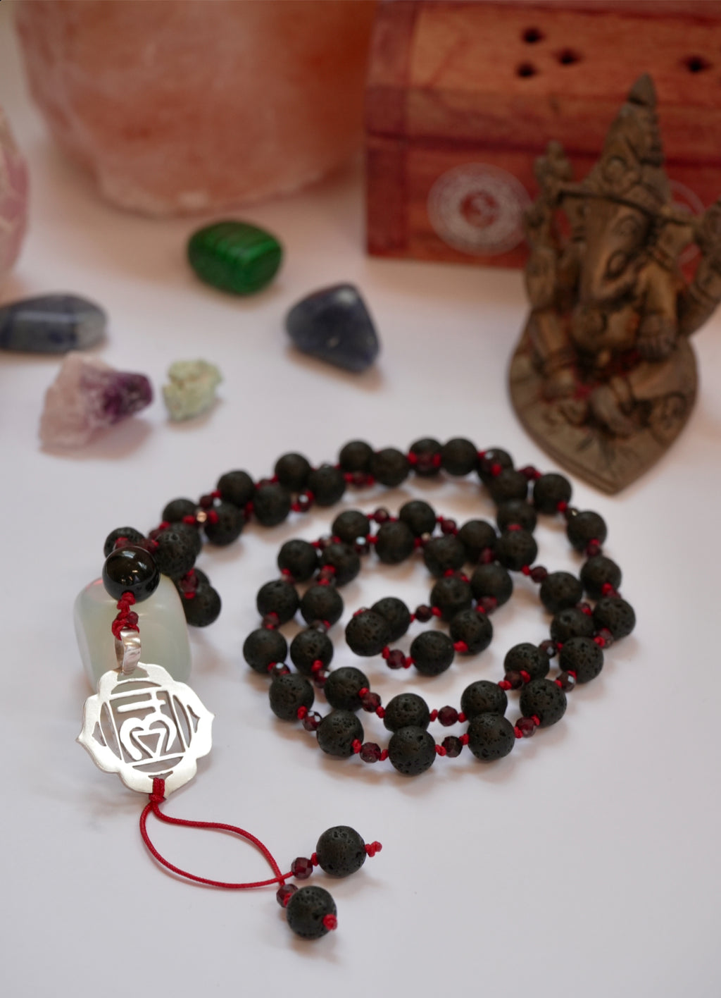 ✨ Japa Mala de Lava Negra y Granate – Energía de Enraizamiento 🌋