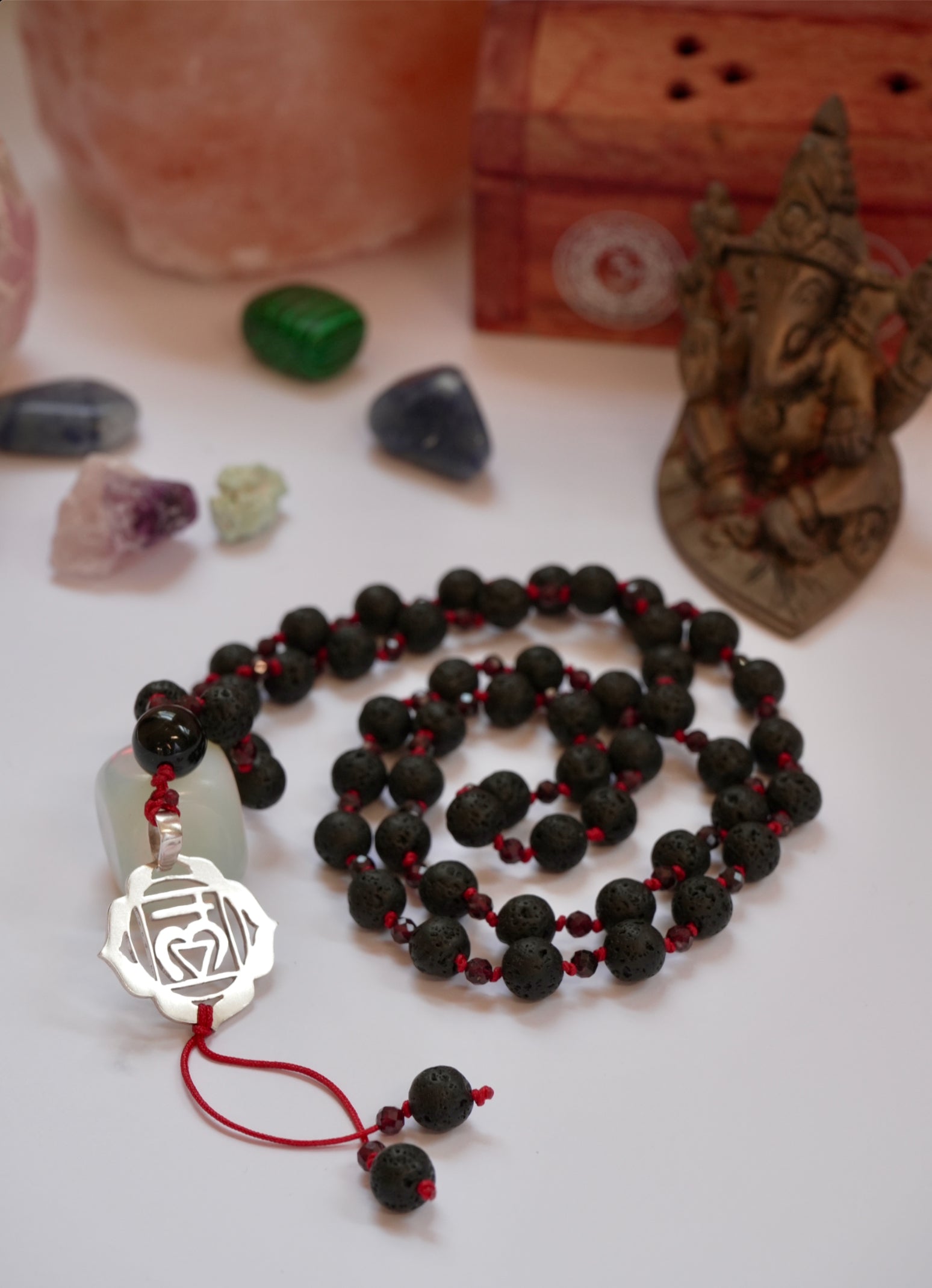 ✨ Japa Mala de Lava Negra y Granate – Energía de Enraizamiento 🌋