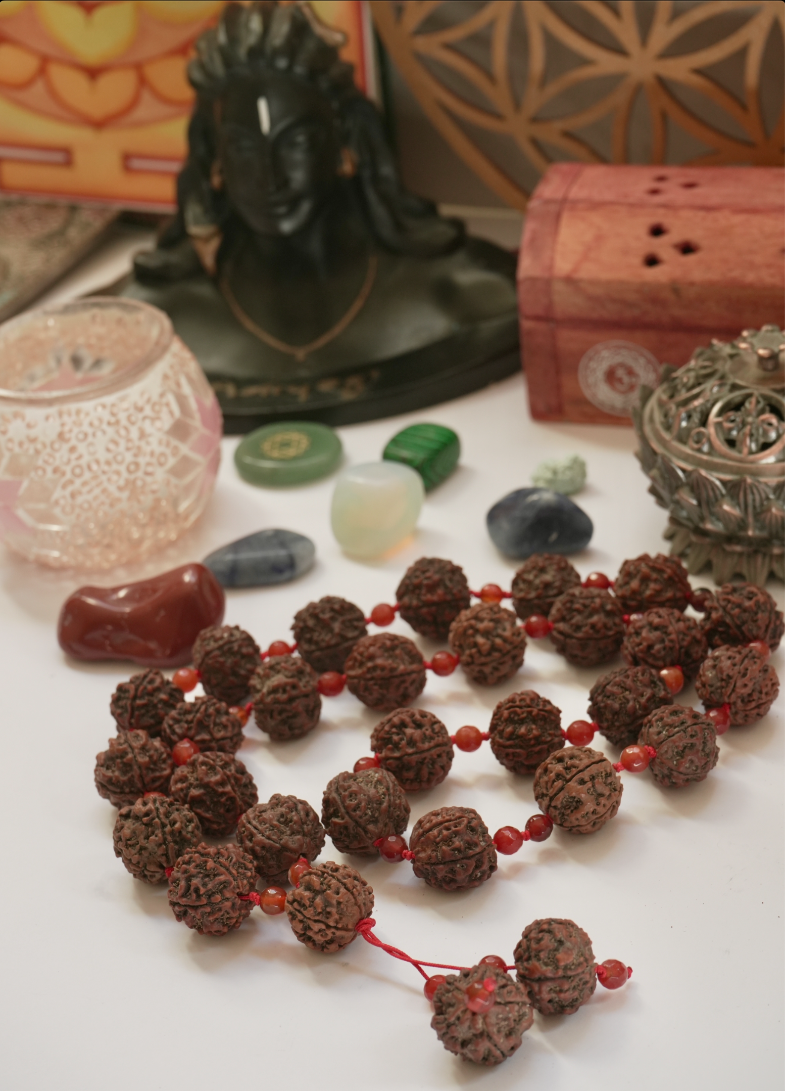 Japa Mala de Rudraksha y Ágata Rojo-Naranja – Energía de Fuego y Transformación