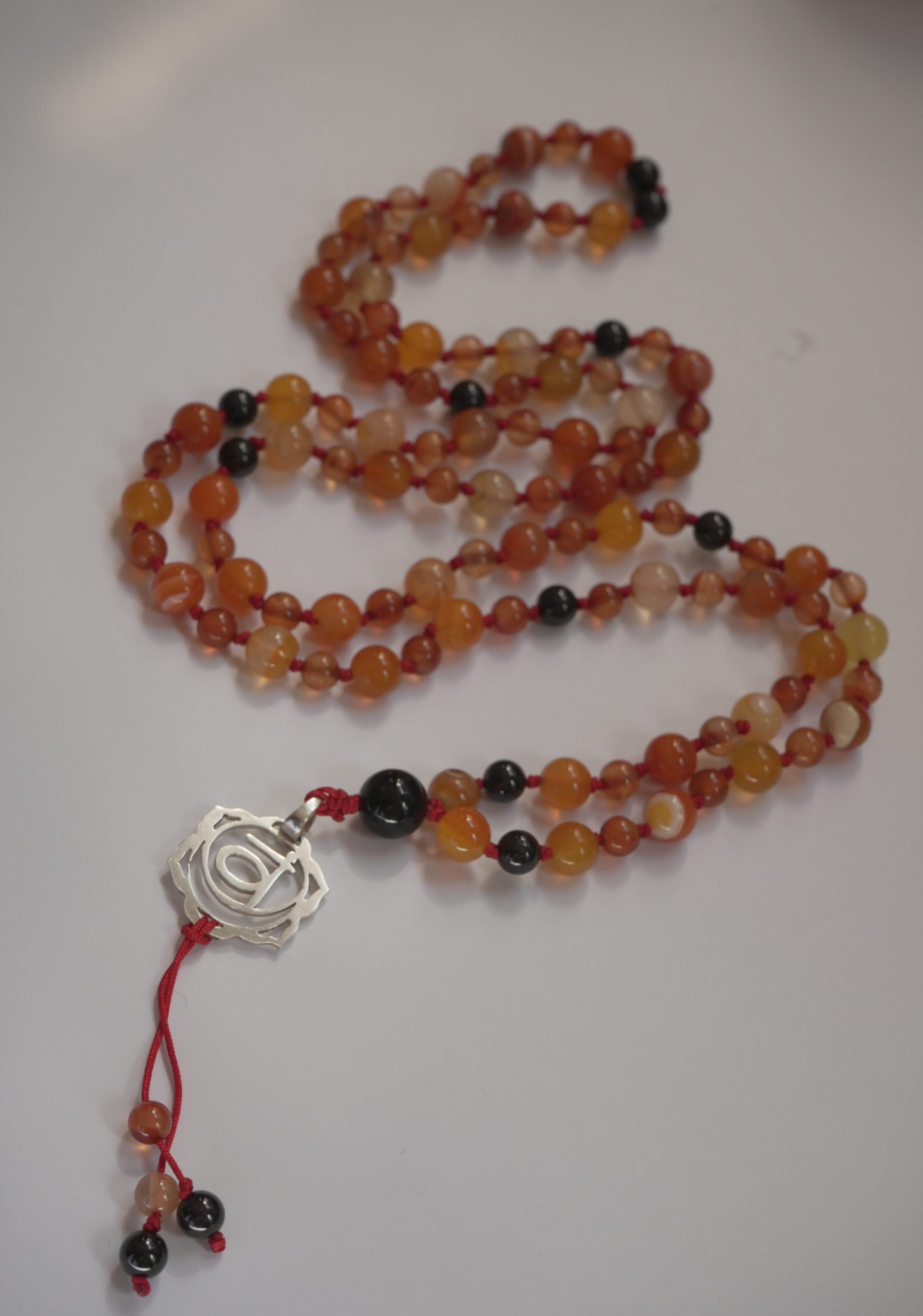 Japa Mala de Ágata Natural y Granate con Dije del Chakra Svadhisthana en Plata 925