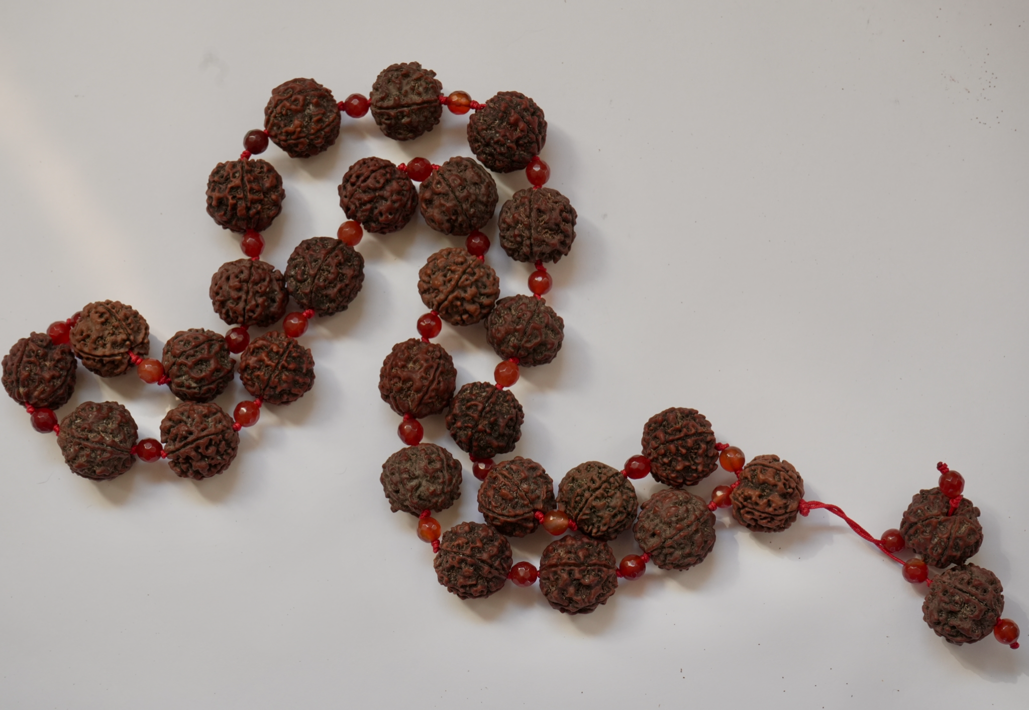 Japa Mala de Rudraksha y Ágata Rojo-Naranja – Energía de Fuego y Transformación